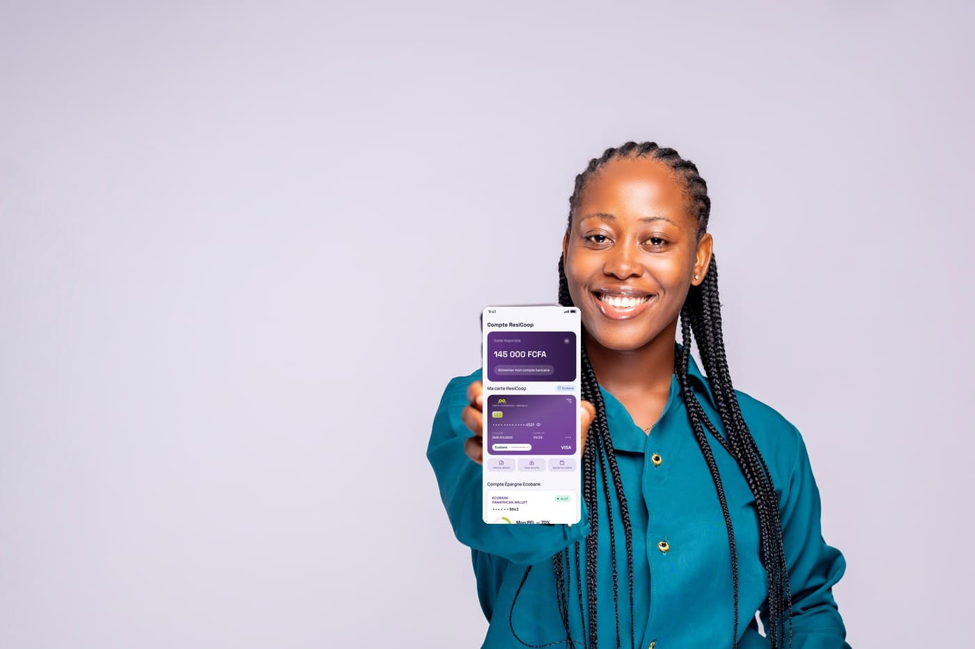 Une membre ResiCoop consulte son compte depuis l'application